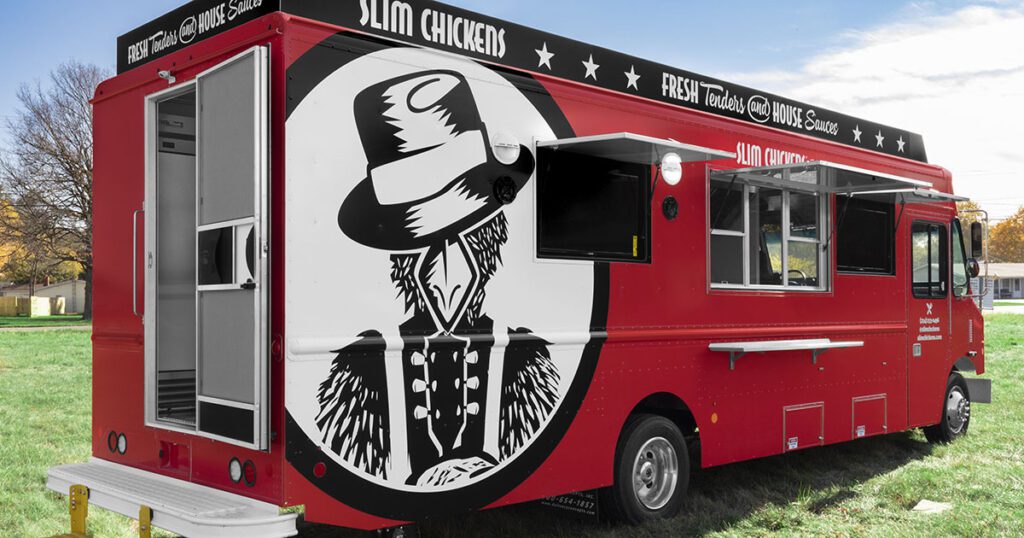 Food Truck de Slim Chickens cerveza fría y pollo crujiente